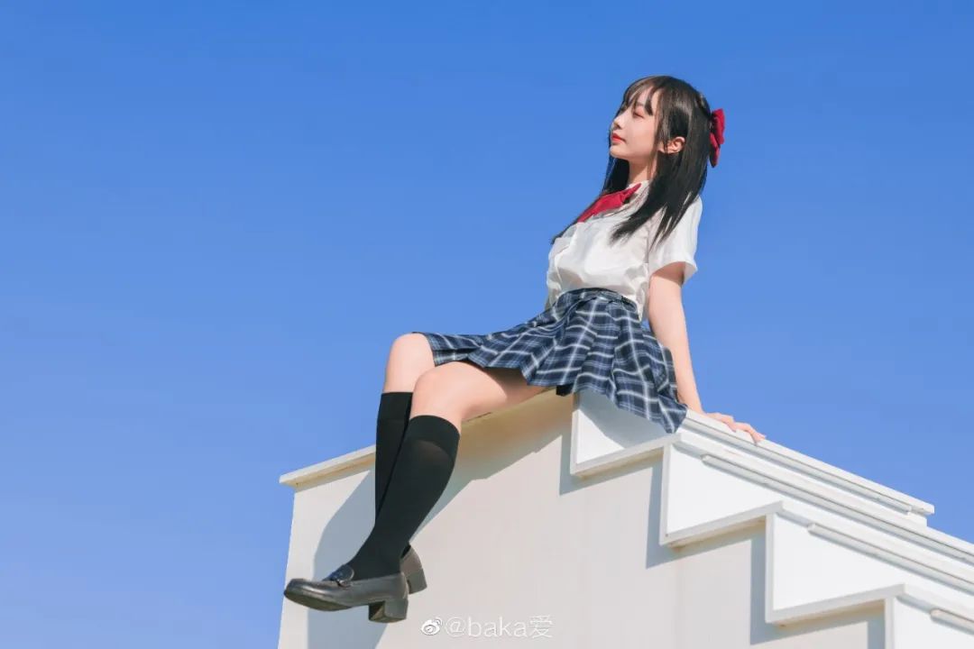 妹子摄影- JK制服可爱少女，站在高台远眺（@baka爱）_图片 No.1
