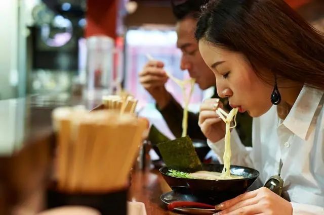 在日本，女孩独自一人到餐馆吃饭有多困难？_图片 No.1