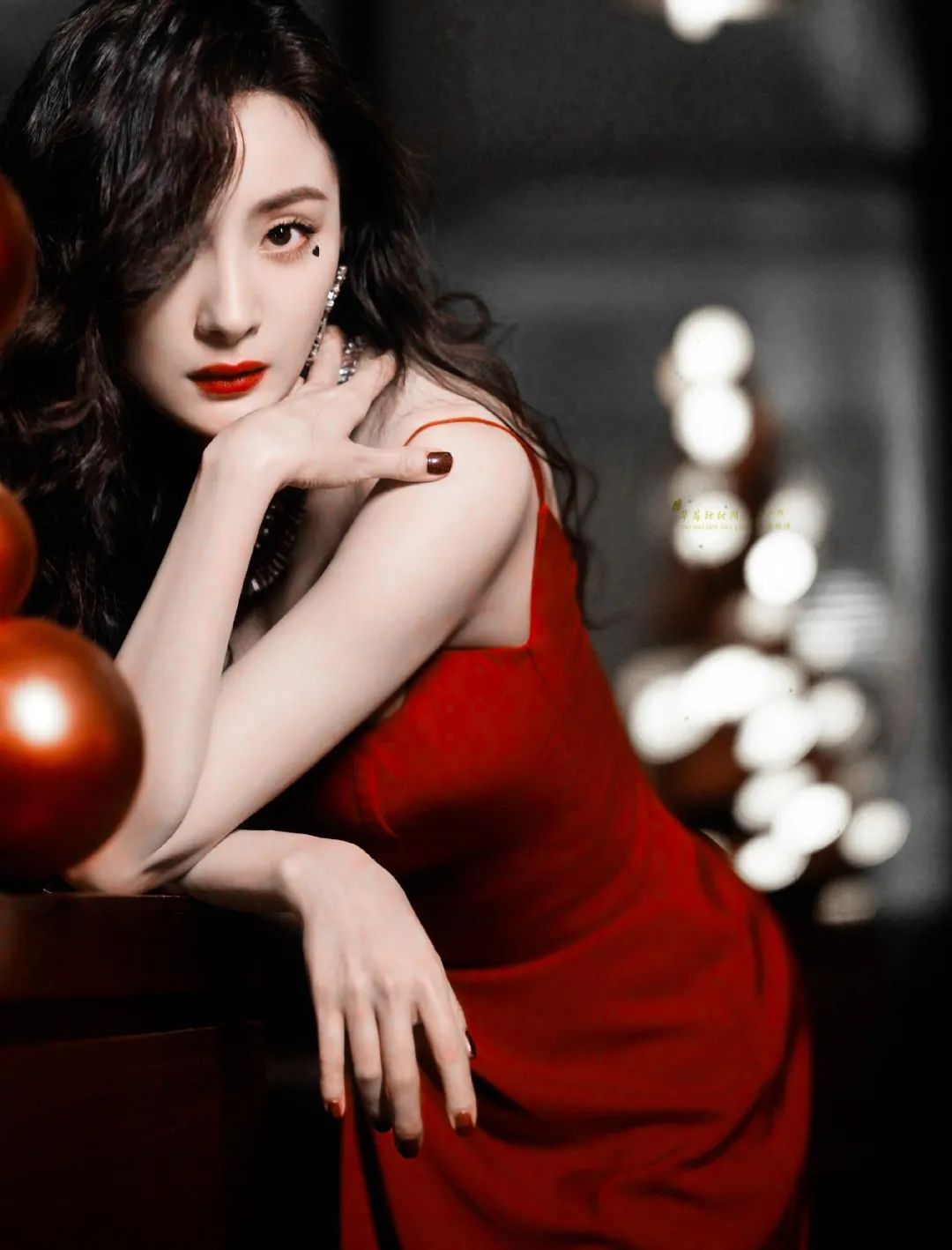妹子写真 -红衣杨幂和吴宣仪，一起欣赏下两位女演员的颜值吧！_图片 No.18