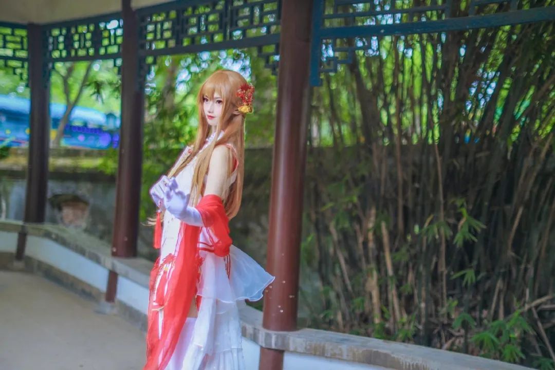 [亚丝娜cosplay] 腿长1米8的小姐姐cos《刀剑神域》旗袍亚丝娜(@coser安歌)，白丝袜绝对领域真让人馋！_图片 No.6