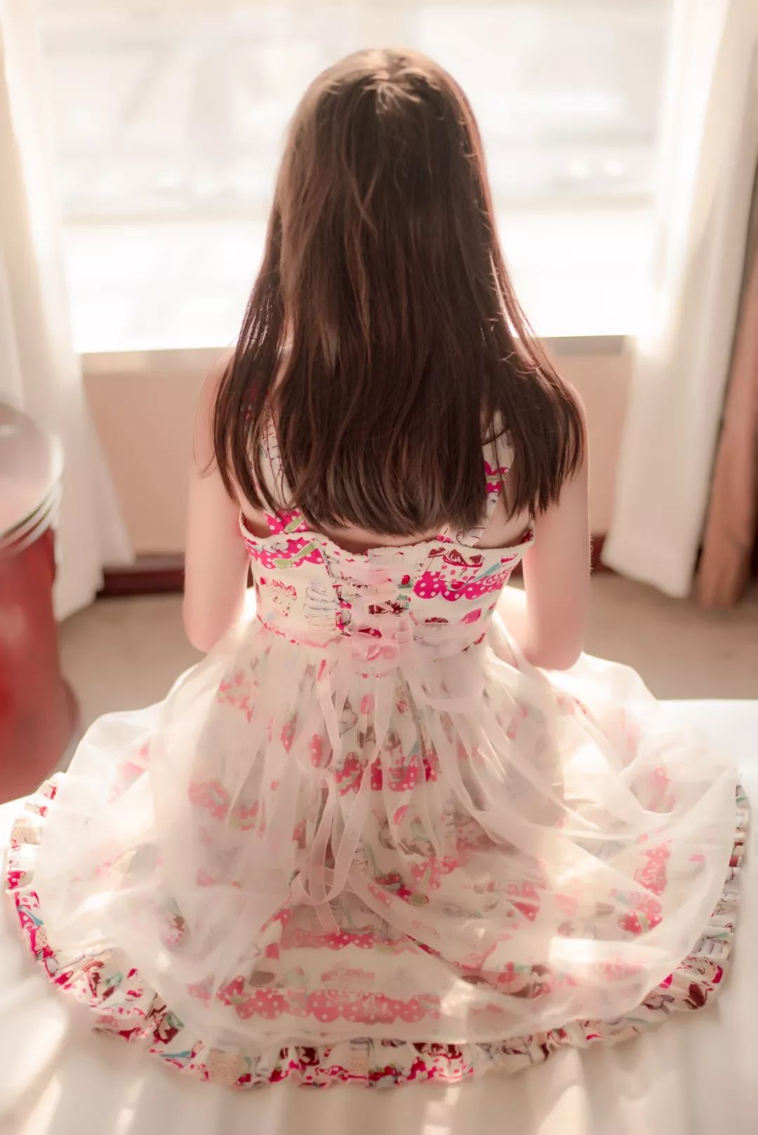 妹子摄影 – 白丝萝莉花裙子，让人怦然心动_图片 No.1