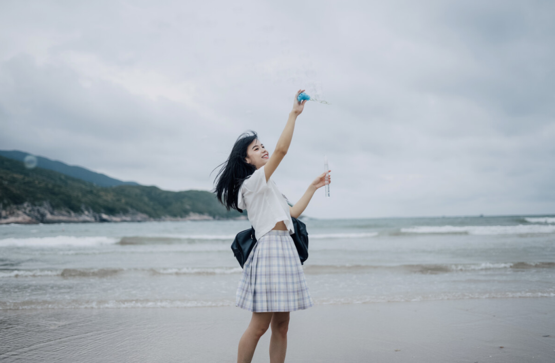 妹子摄影 – 海边的制服少女，她还是那么喜欢玩沙子_图片 No.5