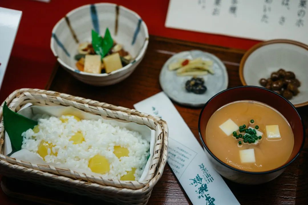 为什么日本人吃饭要用这么多碗碗碟碟？_图片 No.1