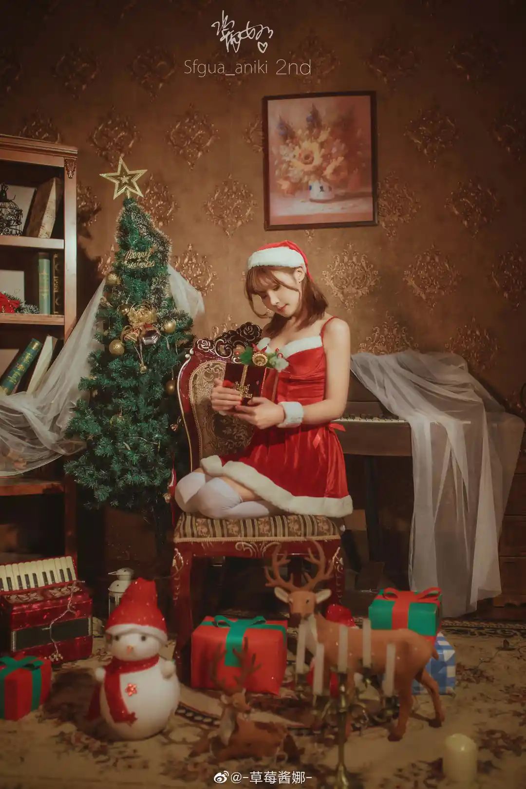 妹子摄影 – 白丝袜红色圣诞服小短裙女郎，她真的好挺！_图片 No.8