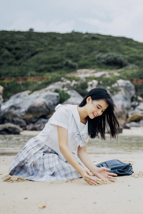 妹子摄影 – 海边的制服少女，她还是那么喜欢玩沙子_图片 No.2