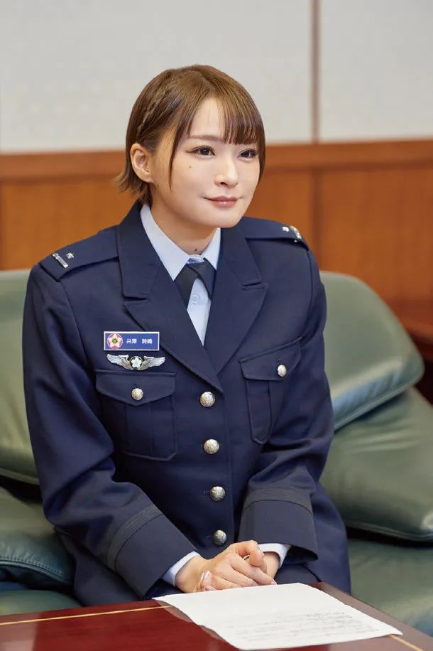 这身军装也超级动人啊！日本女声优“上坂瑾”一身军装参观日本自卫队统合幕僚监部_图片 No.4