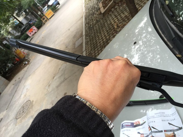 自己更换雨刷