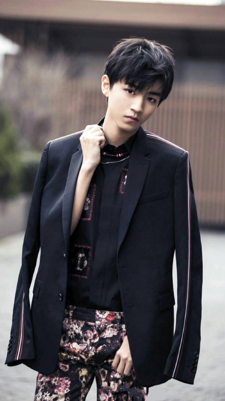 tfboys里18谁的王俊凯俊美帅气,网友:穿衣搭配和发型时尚帅气