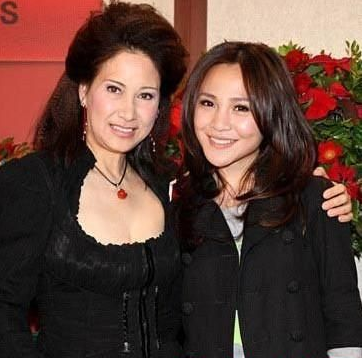 成龙前辈、娶美女的官二代，29岁早逝，去世4年后太太为其生女