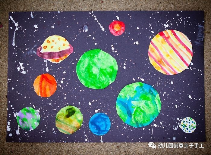 将泡沫球切成两半,中间插上牙签,放上光盘3.