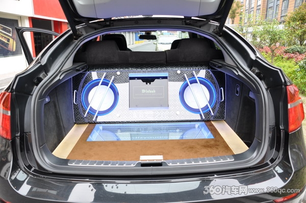 看着有点挤 丝毫不影响音质的发挥 宝马X6升级零点、海螺音响