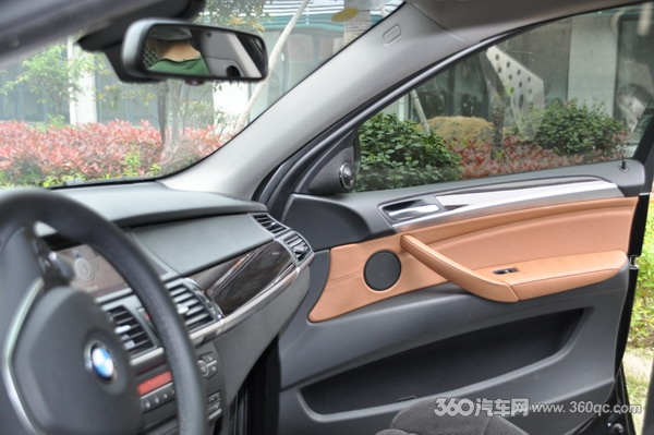 看着有点挤 丝毫不影响音质的发挥 宝马X6升级零点、海螺音响