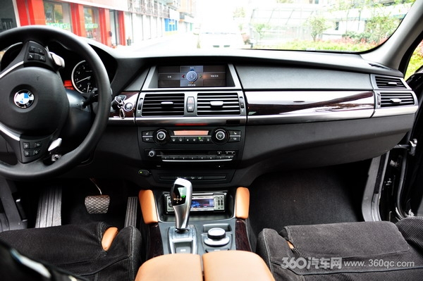 看着有点挤 丝毫不影响音质的发挥 宝马X6升级零点、海螺音响