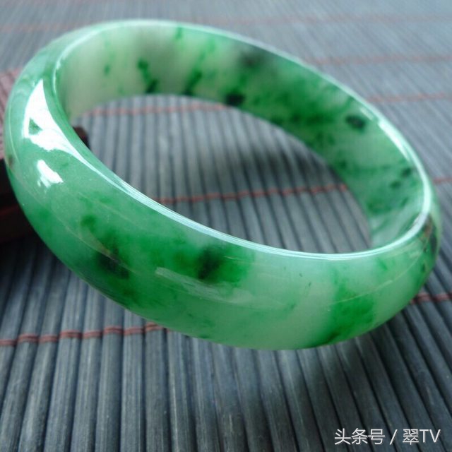 我们请教了十七个玉石专家，最后总结出5种肉眼鉴定翡翠玉石方法
