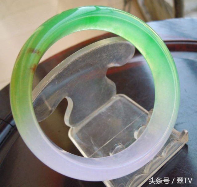 我们请教了十七个玉石专家，最后总结出5种肉眼鉴定翡翠玉石方法