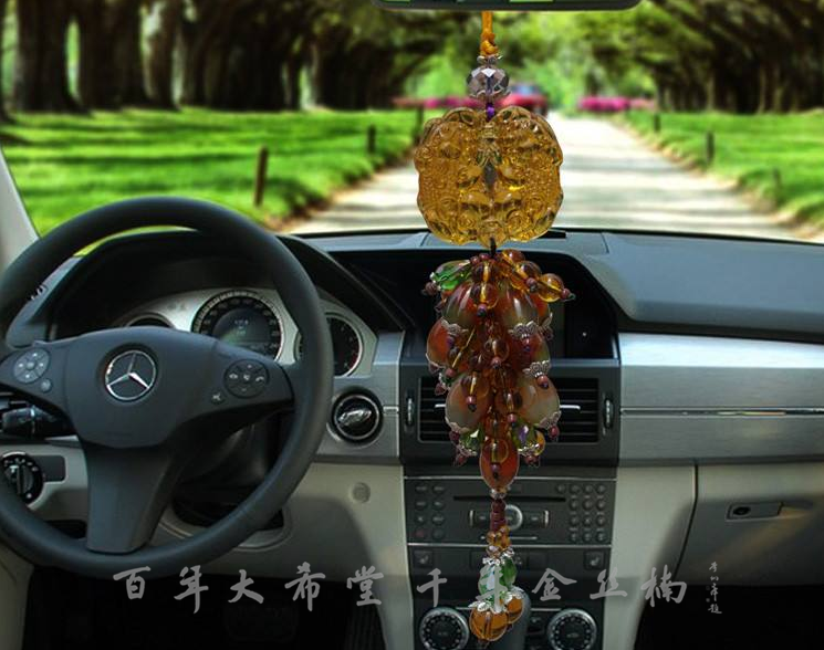 挂什么汽车挂件代表什么样的祝福和审美，你的车上挂对了吗？
