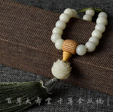 挂什么汽车挂件代表什么样的祝福和审美，你的车上挂对了吗？