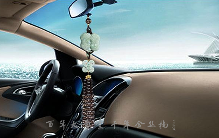 挂什么汽车挂件代表什么样的祝福和审美，你的车上挂对了吗？
