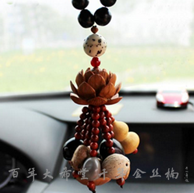 挂什么汽车挂件代表什么样的祝福和审美，你的车上挂对了吗？