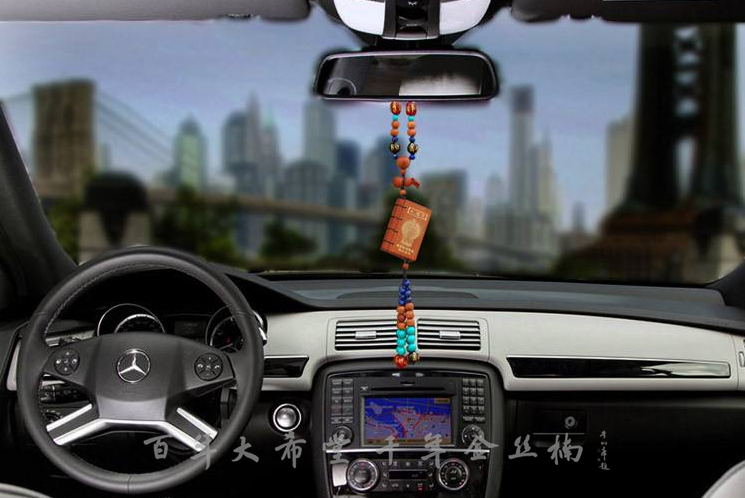 挂什么汽车挂件代表什么样的祝福和审美，你的车上挂对了吗？