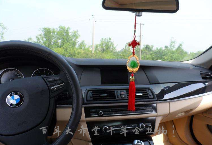 挂什么汽车挂件代表什么样的祝福和审美，你的车上挂对了吗？