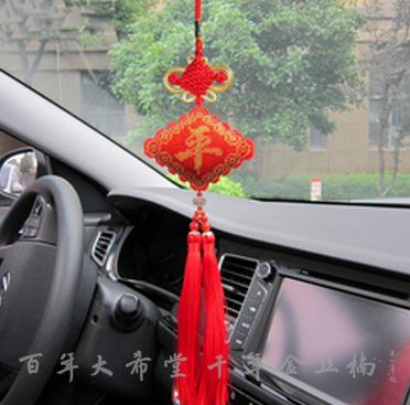 挂什么汽车挂件代表什么样的祝福和审美，你的车上挂对了吗？
