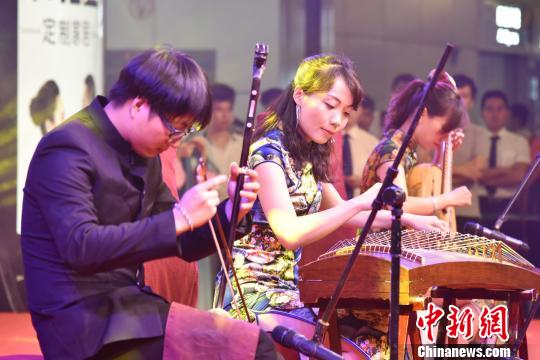 杂技《顶缸》、传统潮剧走进广州白云机场