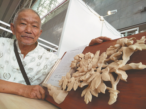 77岁木匠王臻年玩起木雕两年 雕出仿古家具7件套