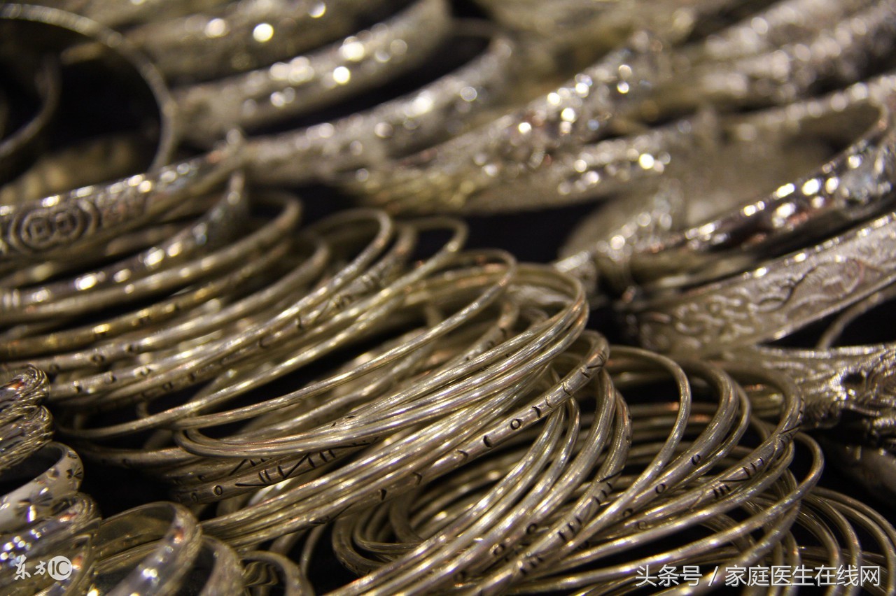 有硫,银饰变黑其实是个简单的化学反应,银和硫反应会生成黑色的硫化银