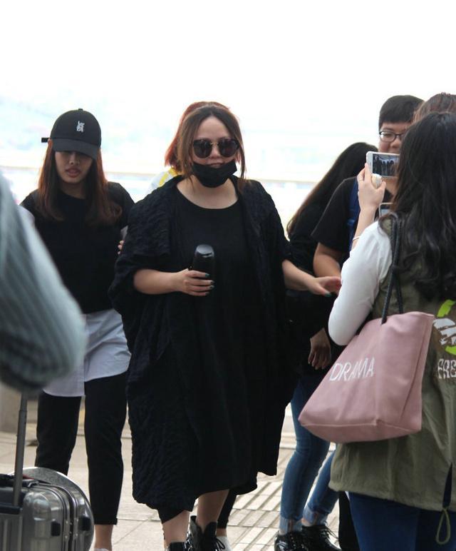 但是许久未见的张惠妹再度发福了,照片中的她的确胖了一些.