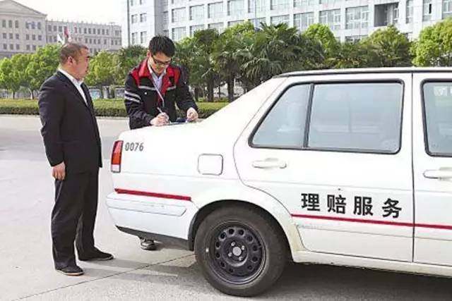 小刮蹭事故，车险理赔2000用交强险还是自掏腰包？