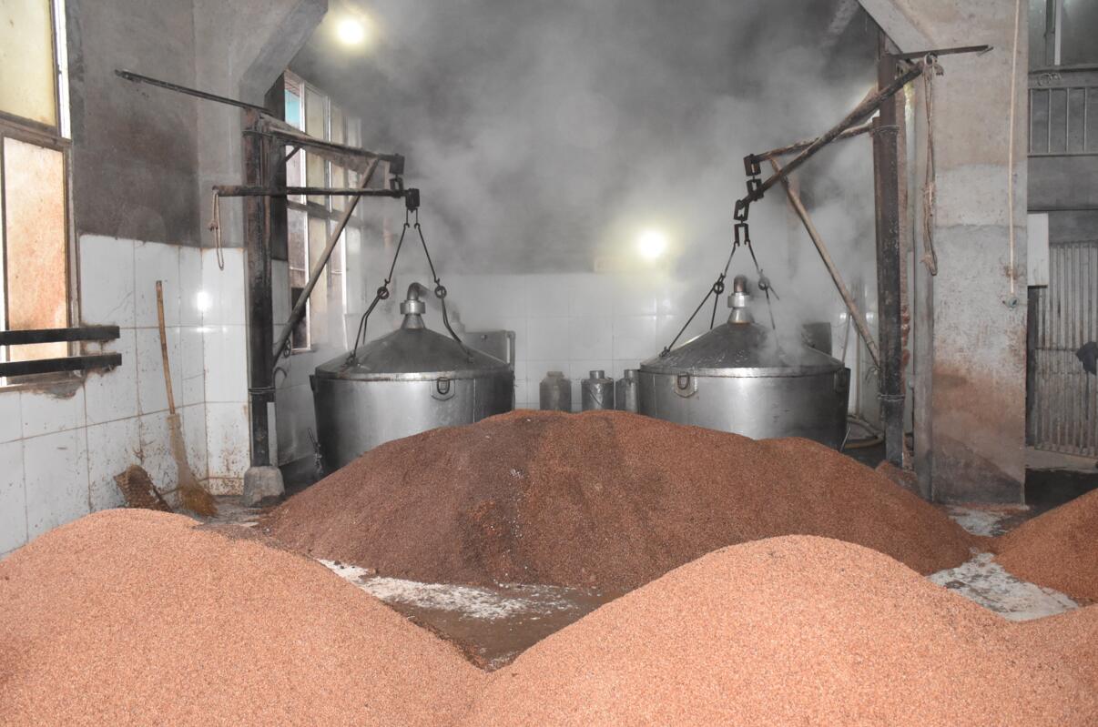 坤沙酒的工艺严格按照茅台镇传统的酿酒工艺来进行生产,原料选用当地