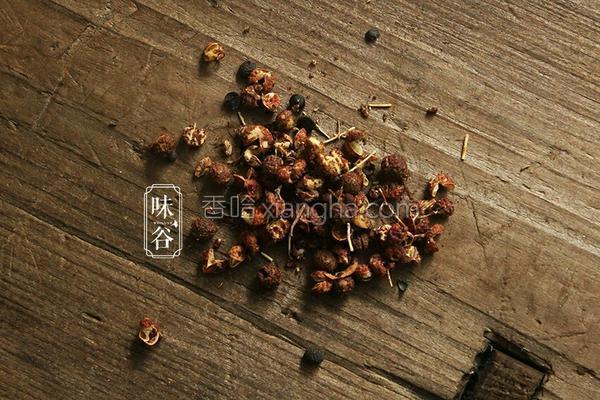 腊肉别再蒸着吃，4款家常做法简单又美味，好吃的不要不要的！