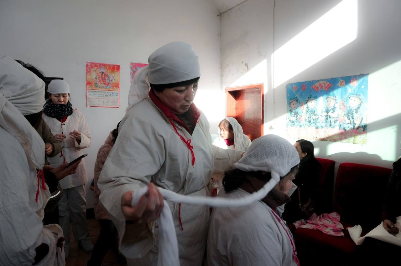 做梦梦到穿孝的[梦见自己穿孝衣]– 周易天地