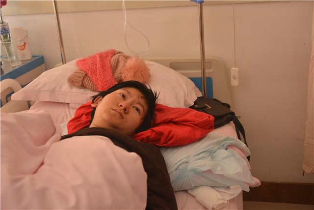 肌无力 亲人陪她不遗弃，爱有力 生下患儿不放弃