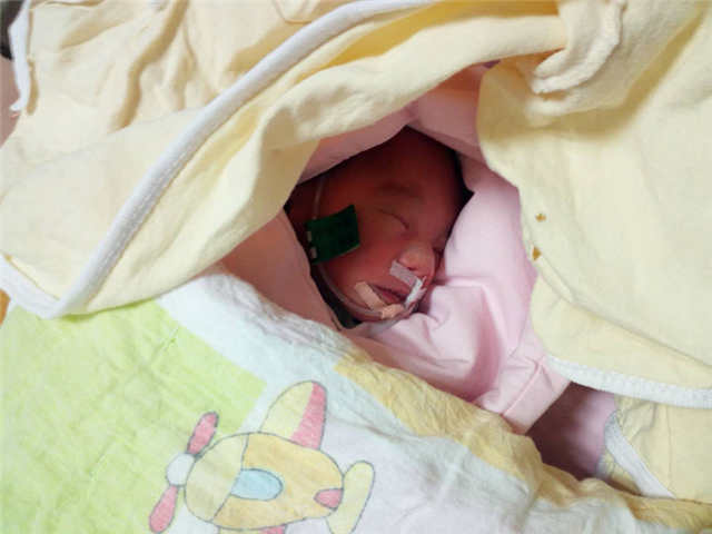 肌无力 亲人陪她不遗弃，爱有力 生下患儿不放弃