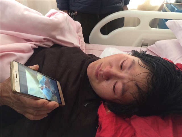 肌无力 亲人陪她不遗弃，爱有力 生下患儿不放弃