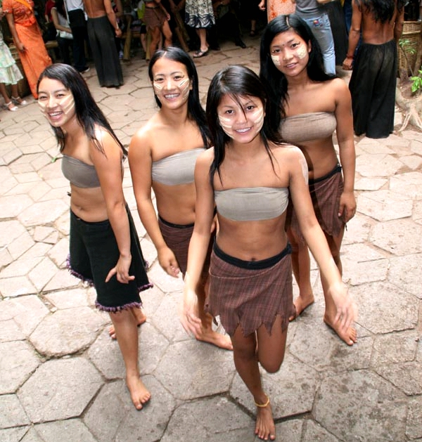卡图马人的奇特节日：女子们可拦路抓男子，外族男子常被享用