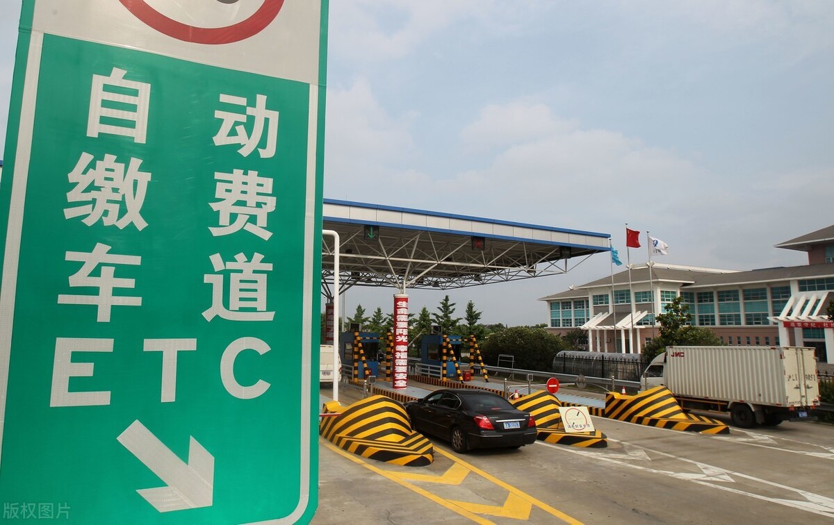 新手司机第1次上高速，如何驾驶才更安全？学会这几点就不会怕了