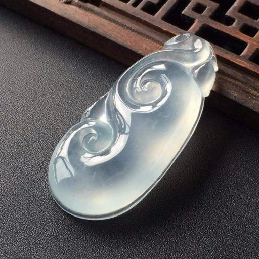 最适合中国女性佩戴的4件翡翠吊坠，戴上它，气质又知性