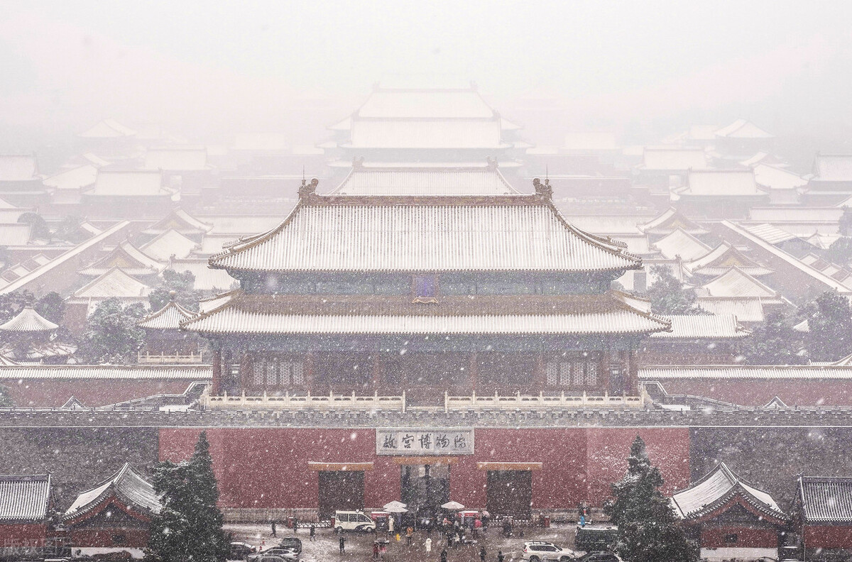 初雪下的紫禁城，仿佛穿越了百年时光，来一场美丽的邂逅吧