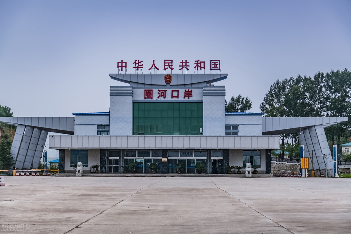 朝鲜边城自驾游，满大街中国符号，居民说普通话用人民币