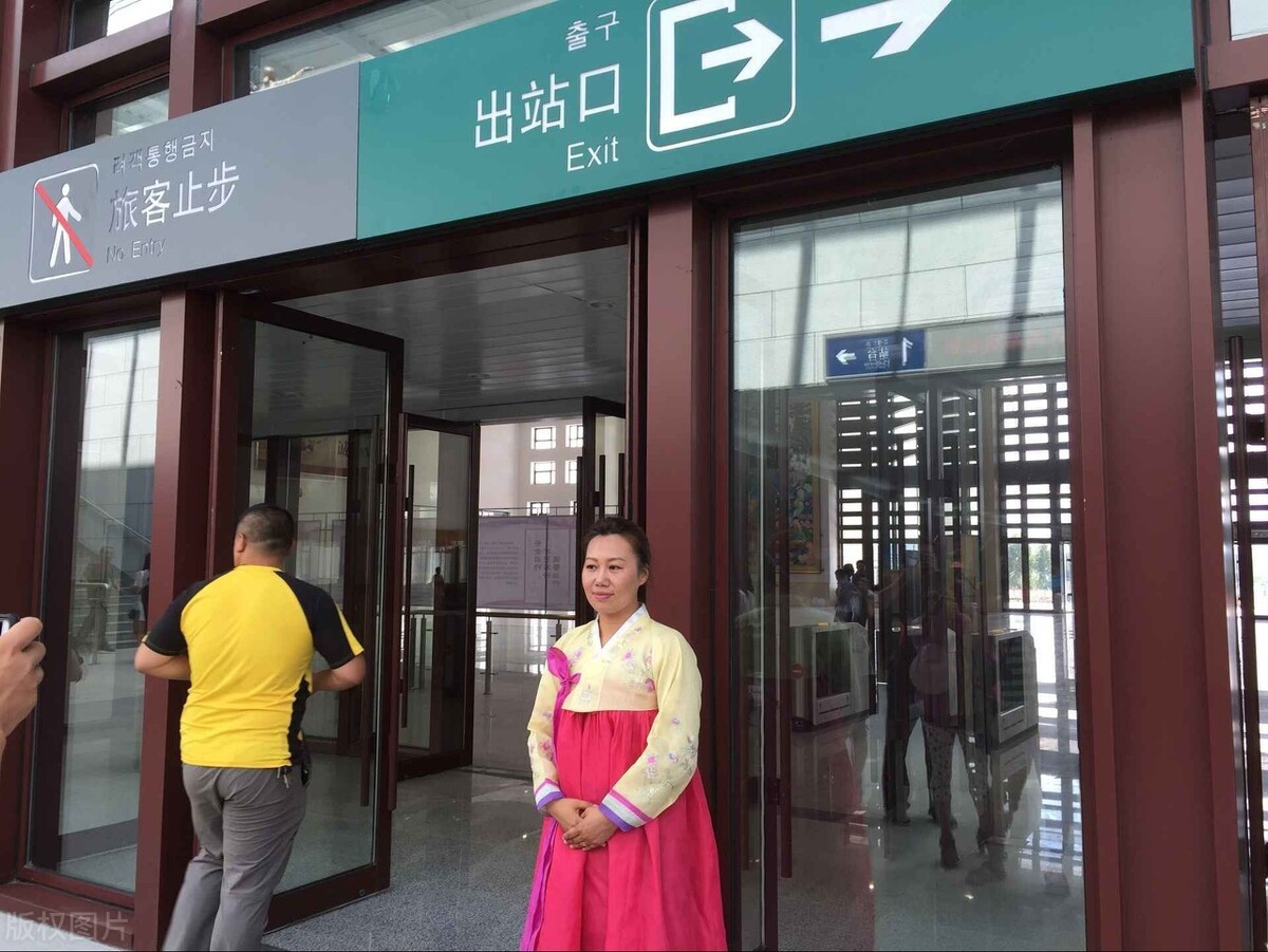 朝鲜边城自驾游，满大街中国符号，居民说普通话用人民币