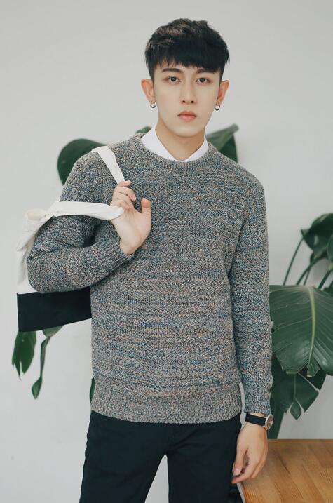 男青年韩版修身圆领套头针织毛衣，让你做个帅帅的暖男