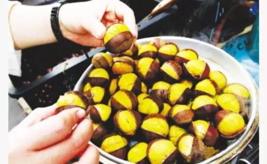 秋天最火爆的平价美食 软糯香甜炒栗子超好吃