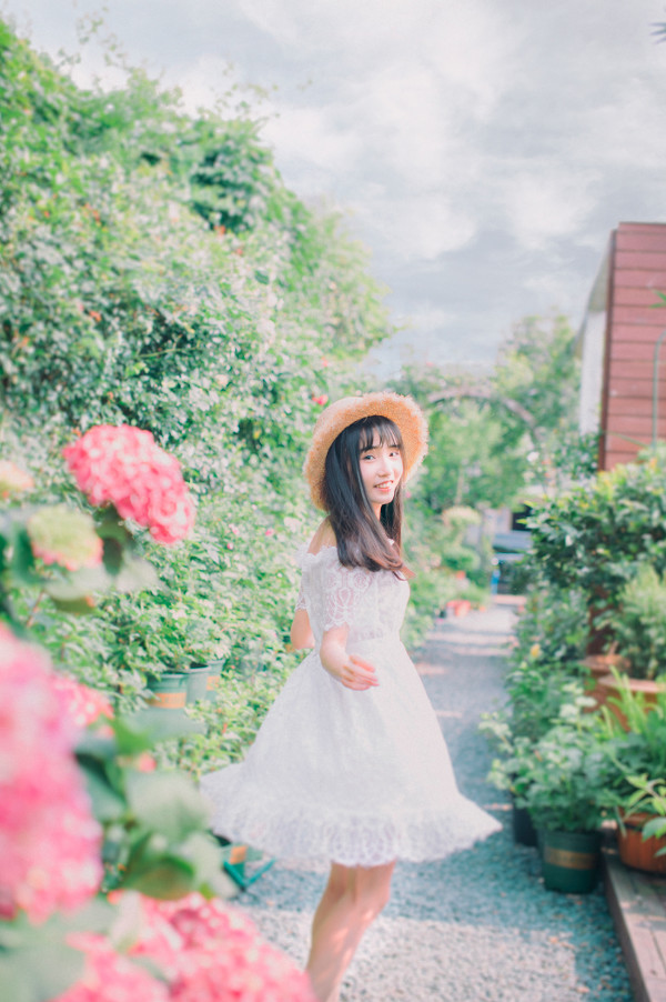妹子摄影 – 太阳帽人比花娇的纯白连衣裙少女_图片 No.8