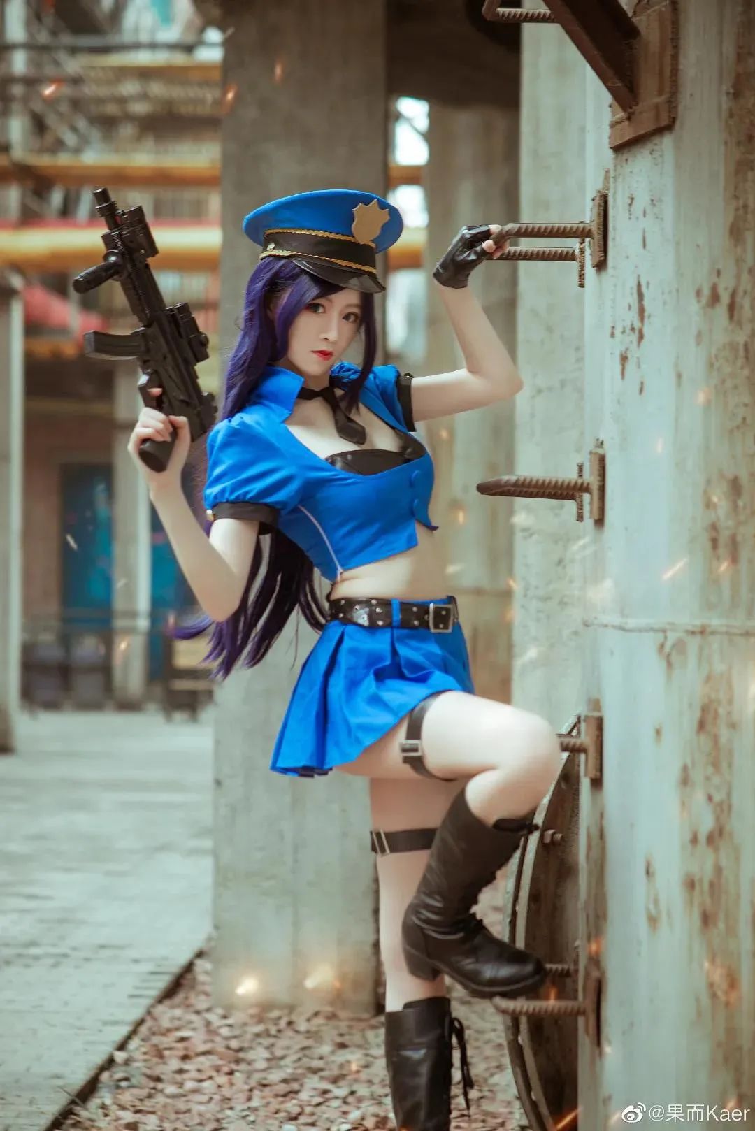 cosplay -《英雄联盟》皮城女警 凯瑟琳（@果而Kaer吖），小短裙女警是来秀腿的吧_图片 No.2