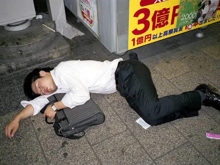 日本人的社畜到底有多惨？看看这些马路上睡姿狂放的人就知道了！_图片 No.8