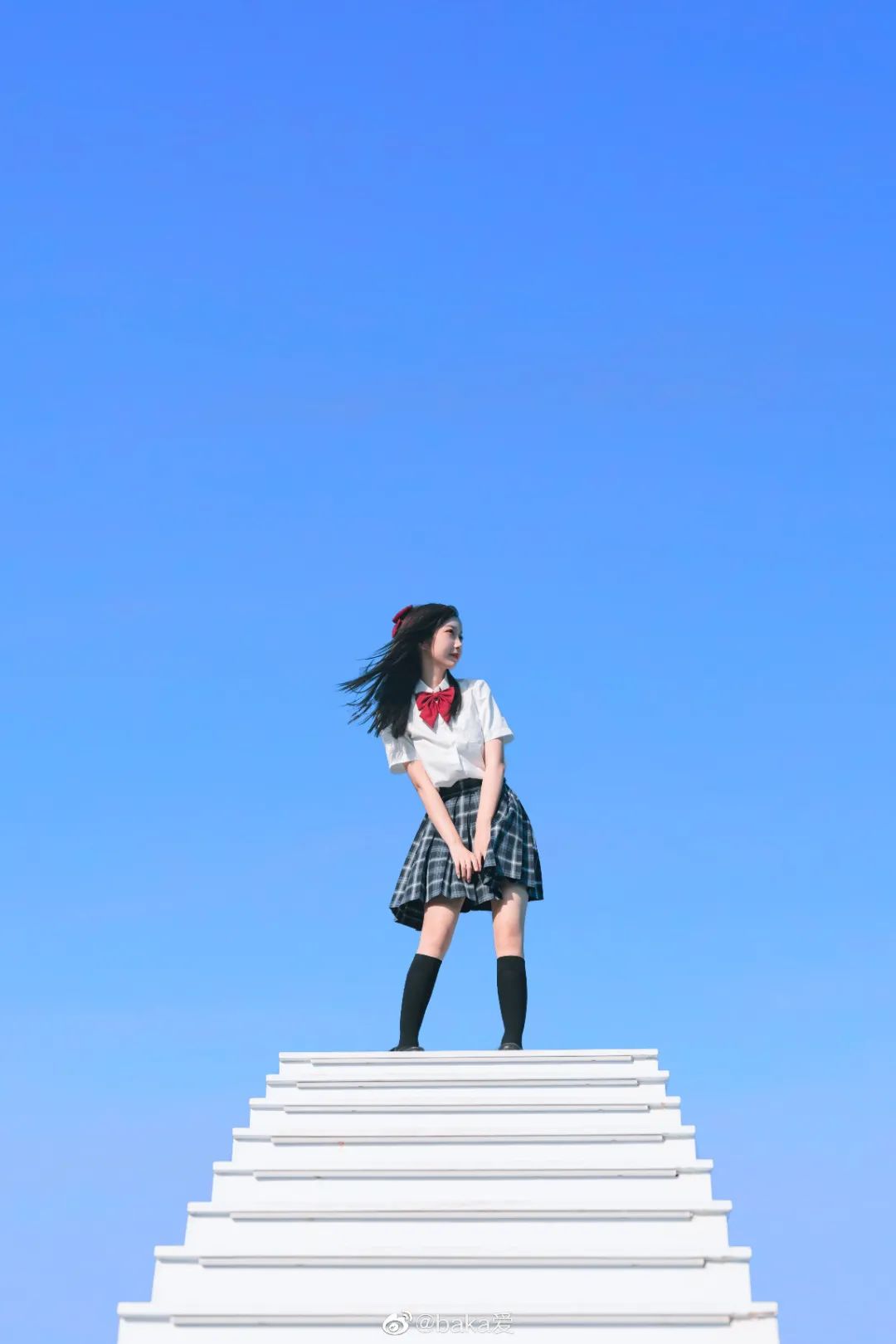 妹子摄影- JK制服可爱少女，站在高台远眺（@baka爱）_图片 No.2
