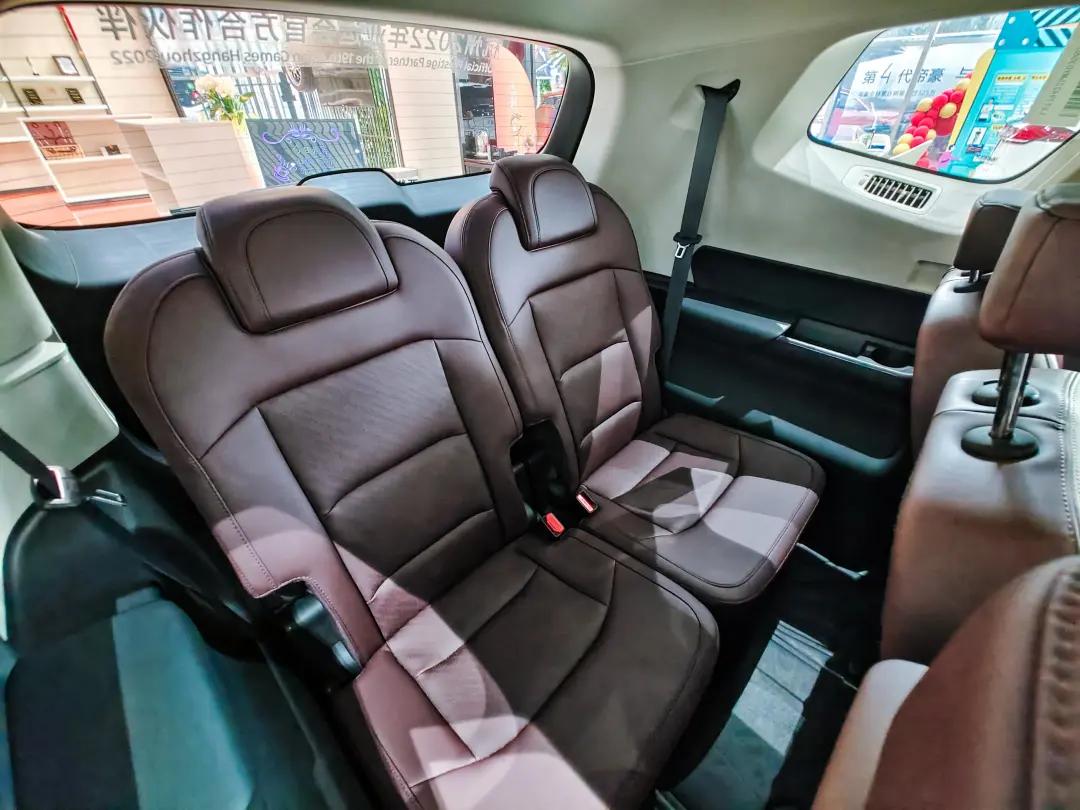 到店实拍吉利豪越小改款，颜值提升，空间依然巨大